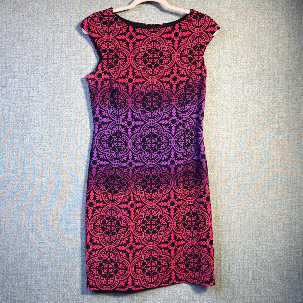 Maggy London Size 8 All-Over Print Open Back French Sleeve Stretch Mini Dress